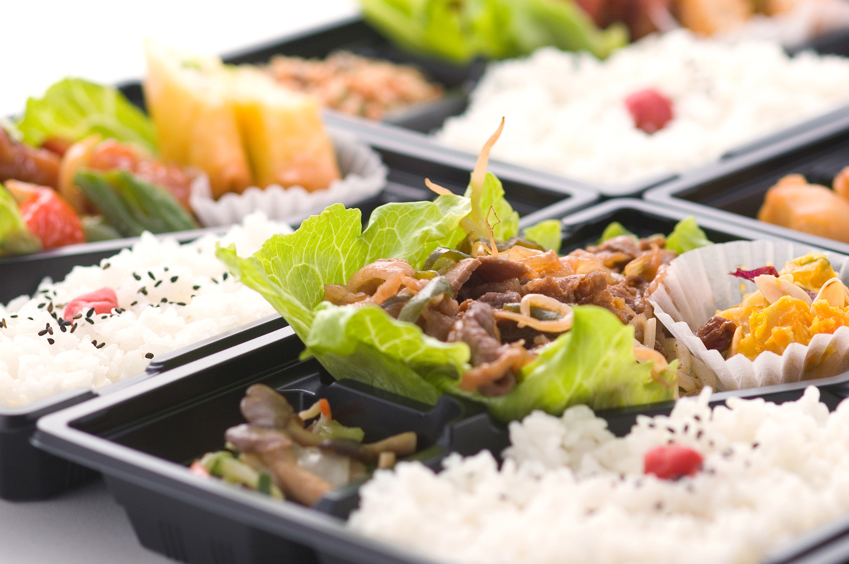 駅から好アクセス!モダンな白黒の建物が目印の写真